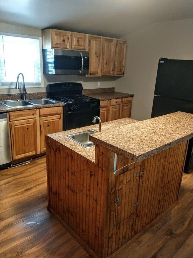 Building Photo - 4 bedroom house