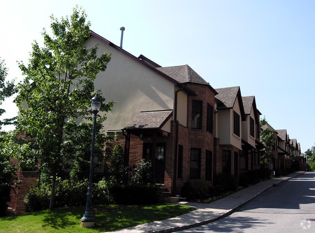 Building Photo - Stone Ridge Manor