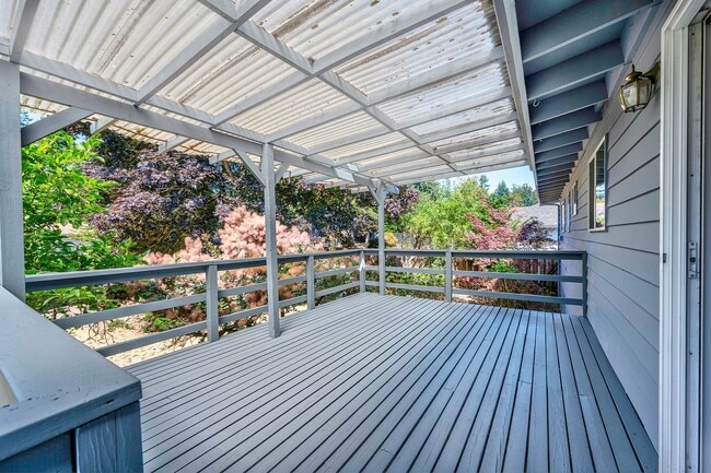 Building Photo - Lynnwood Split Level