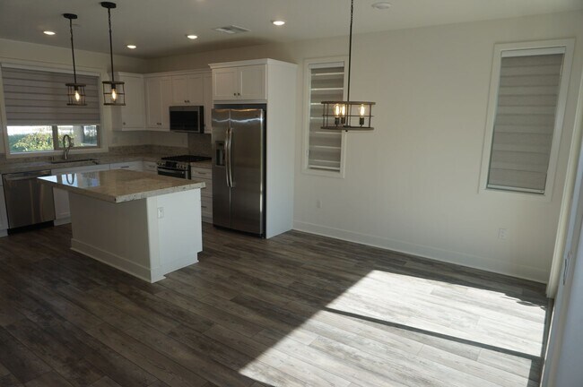 Building Photo - Beautiful 2 Bed 2.5 Bath End Unit with Lof...