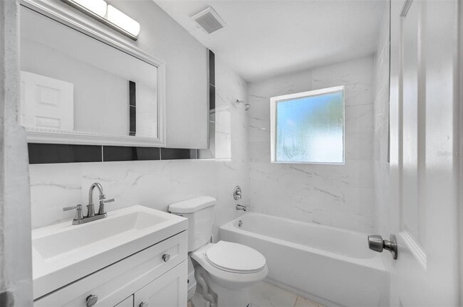 Building Photo - 1400 Poinciana Dr