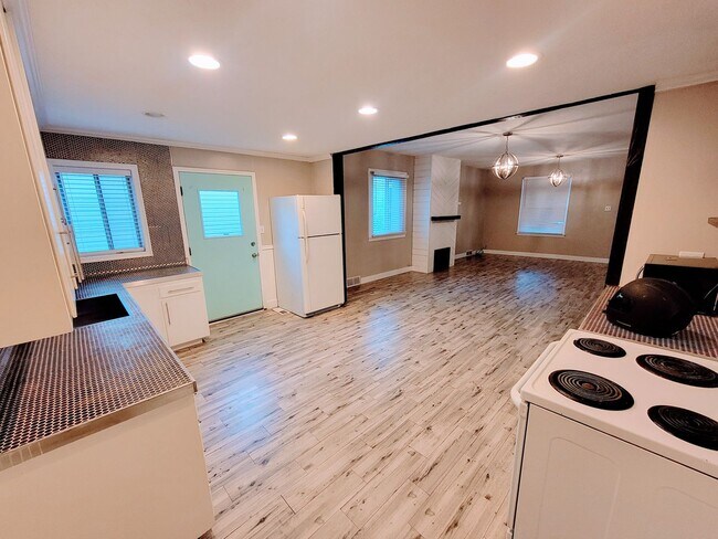 Building Photo - AMAZING Midvale Home in perfect central location!