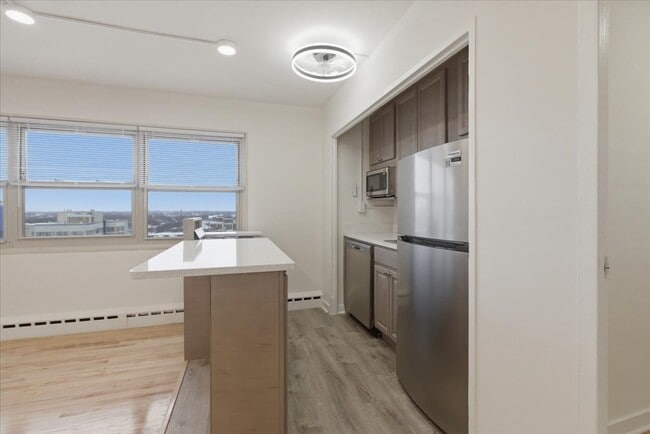 Building Photo - 5630 N Sheridan Rd