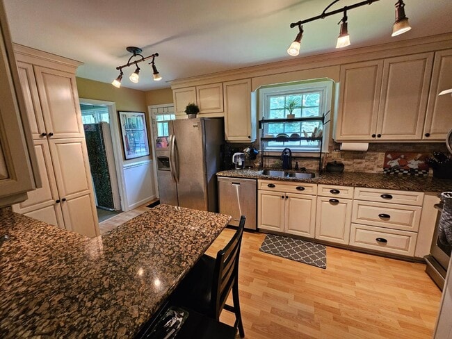 Building Photo - 625 Challedon Dr