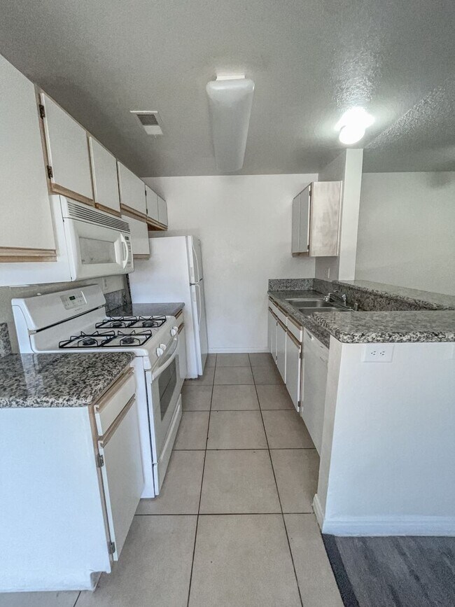 Building Photo - RESORT STYLE LIVING!