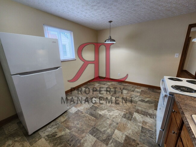 Building Photo - 156 Collingwood Ave