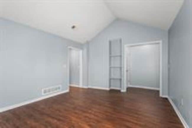 Building Photo - 402 NE Independence Ave