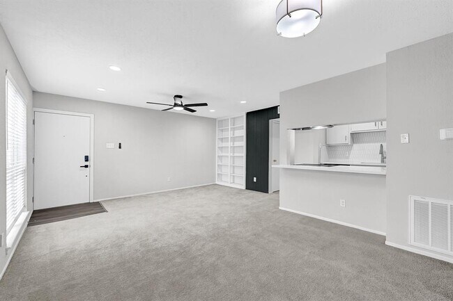 Building Photo - 6410 Del Monte Dr