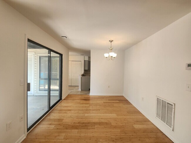 Building Photo - 2 Bedroom Condo near Hickory Grove