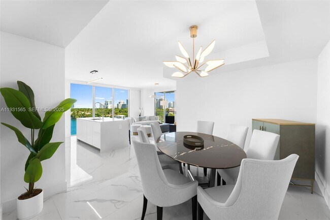 Building Photo - 9521 E Bay Harbor Dr