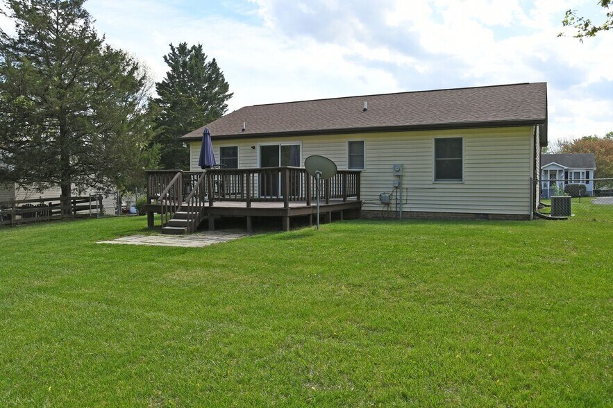 Building Photo - 218 Bluebird Dr