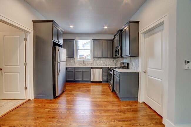 Building Photo - Downtown 3/2.5 Fully Remodeled!
