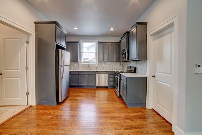Building Photo - Move-In Special | 2 Bed, 1 Bath | Timeless...