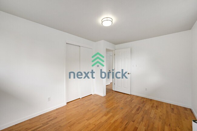 Building Photo - Charming 3-Bedroom Edmonds Home with 2 Full Baths and Spacious 1982 Sq. Ft. Living Space!