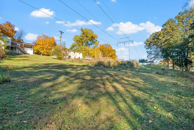 Building Photo - 2056 Lintwood Dr