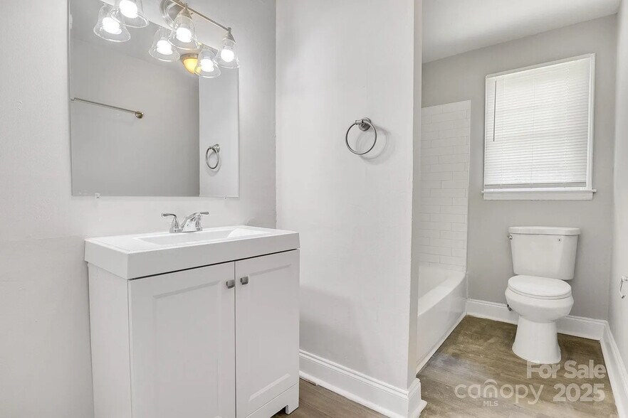 Building Photo - Room in House on Thornwood Rd