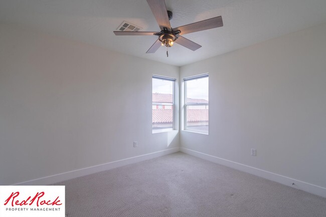 Building Photo - Spacious 2 Bedroom Unit in Desert Color Wi...