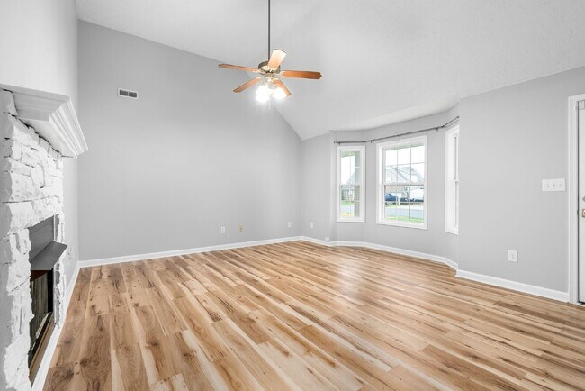 Building Photo - Spacious Home Conveniently Located Near I-24, Shopping, Restaurants, Movie Theater, AND More!