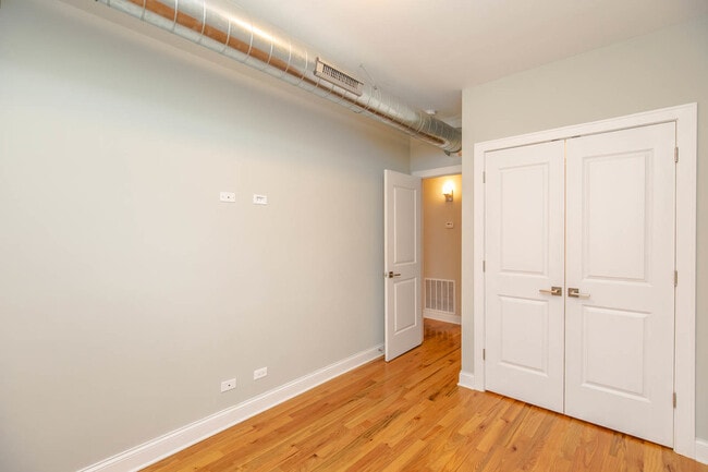 Building Photo - 637 E 49th St