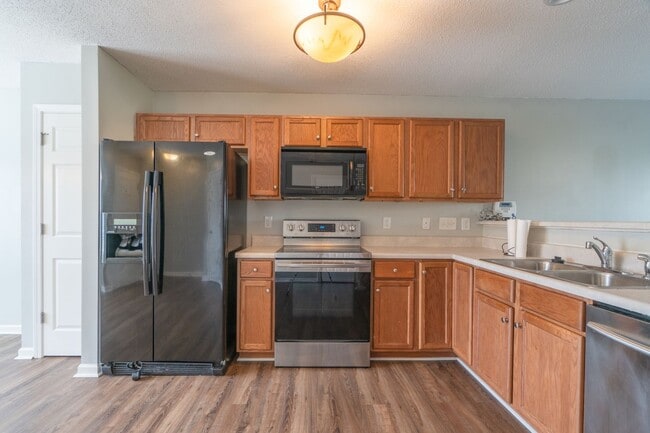 Building Photo - Townhome in a great location!
