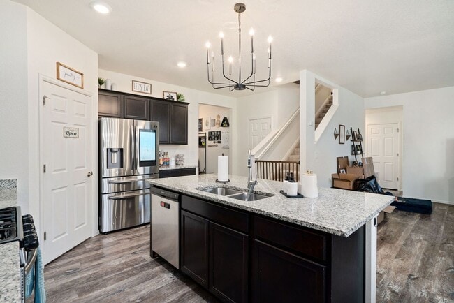 Building Photo - Beautiful 5 Bed Home in Raindance