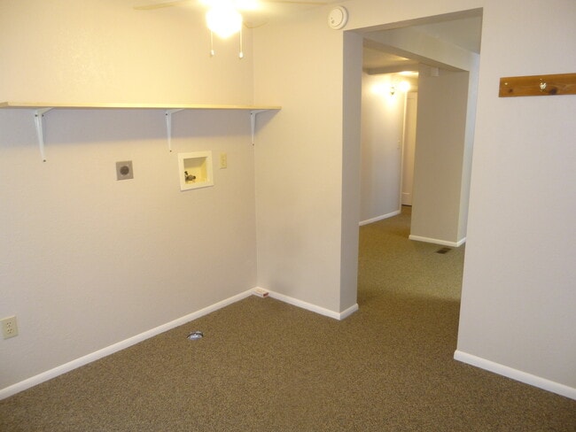 Building Photo - Great 3 bedroom, 2 bath home