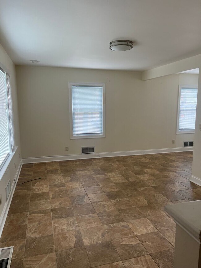 Building Photo - 3 Bed, 1.5 Bath Near U of R, Strong & Coll...