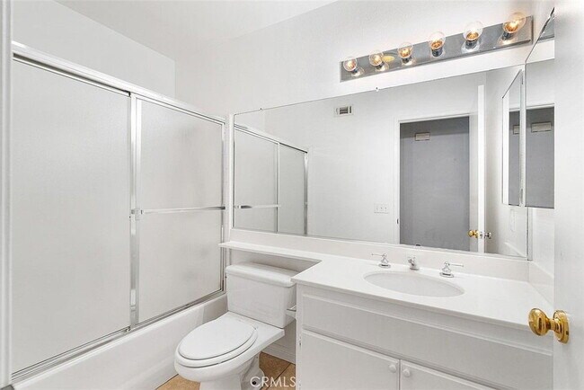 Building Photo - "Charming 2-Bed, 2-Bath Retreat in Menifee's Heart – Cozy Living Awaits!"