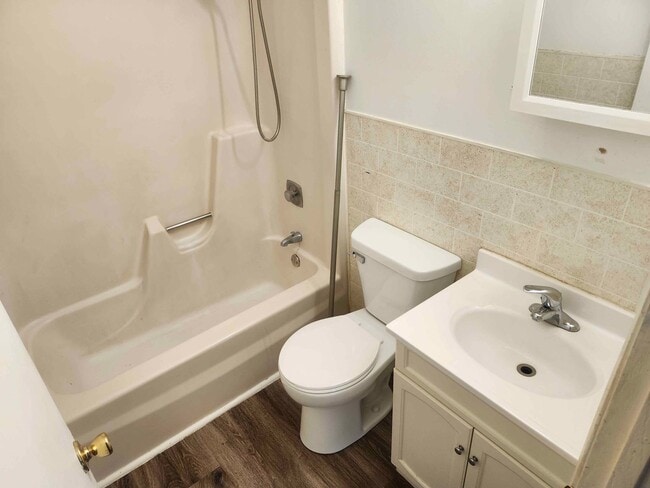 Building Photo - 3204-3206 Runway Ave