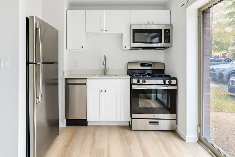 Primary Photo - 4465 MacArthur Blvd NW