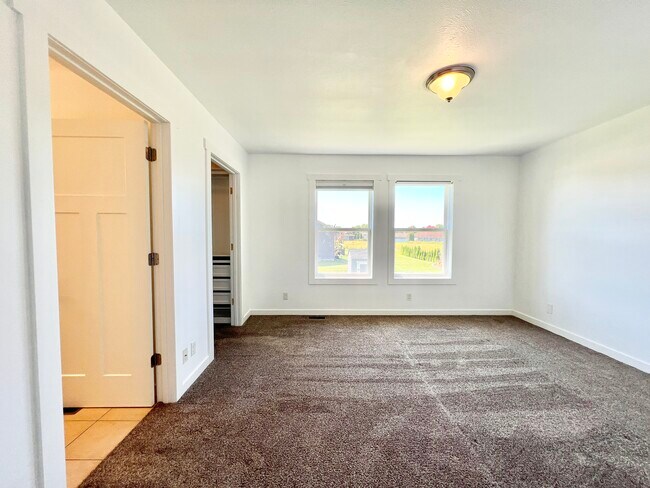 Building Photo - 4316 Sandhill Dr