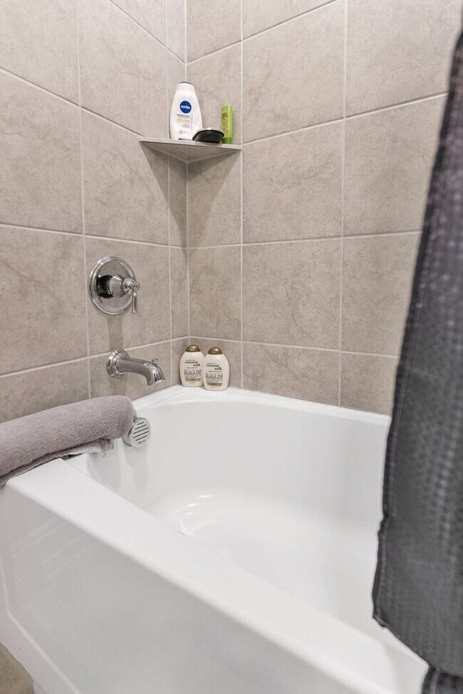 Building Photo - Like-New 4 Bedroom Home in Prime Garland Location