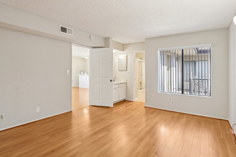 Building Photo - 725 E Providencia Ave