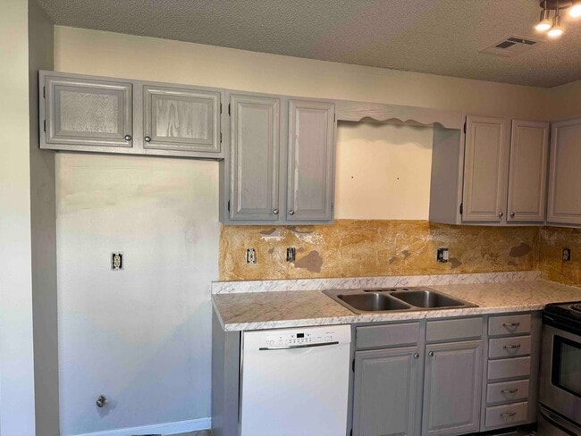 Building Photo - 2 Bedroom 1 Bath 1 Car Garage - Central Broken Arrow Location!