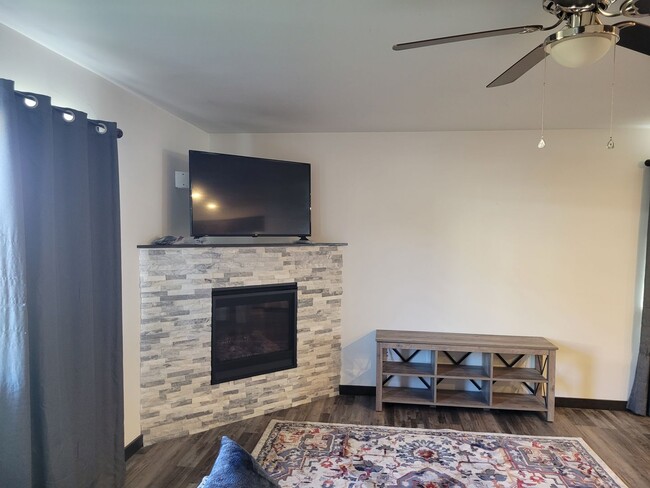 Building Photo - 3 Bed 2.5 Bath with double attached garage in Belgrade