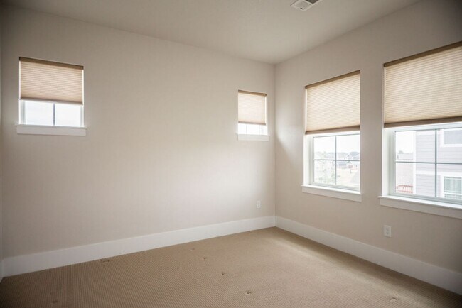 Building Photo - Charming 3-Bedroom Home in the Desirable Bucking Horse Neighborhood!