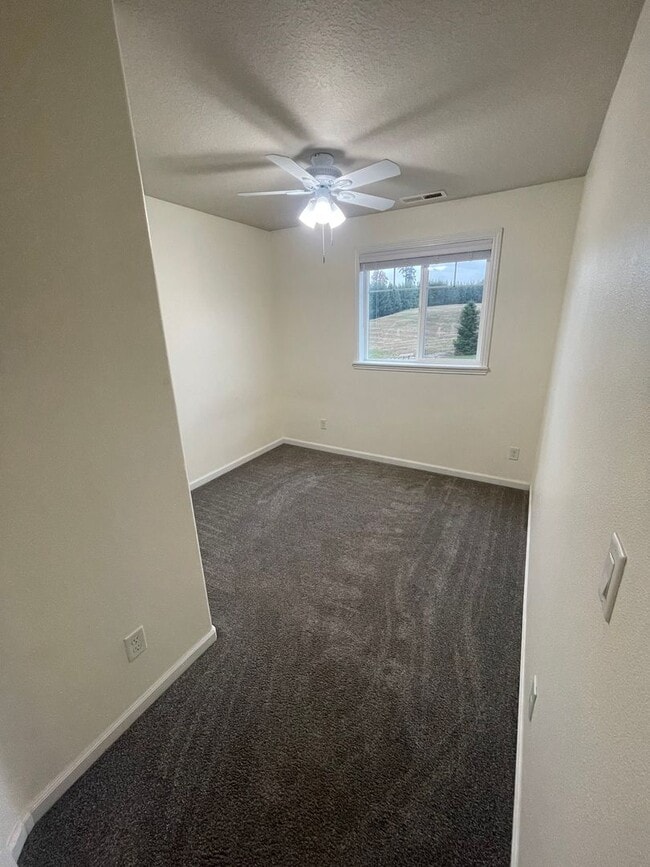 Building Photo - ** MOVE IN SPECIAL** 4 Bedroom House in Jefferson!