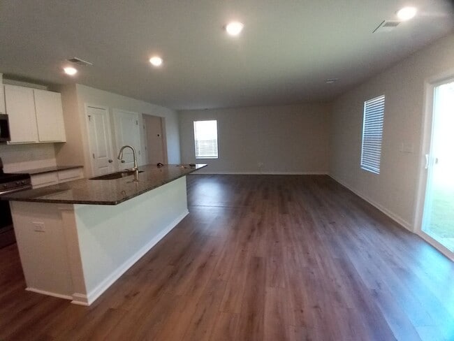 Building Photo - 70 Parkwood Ct