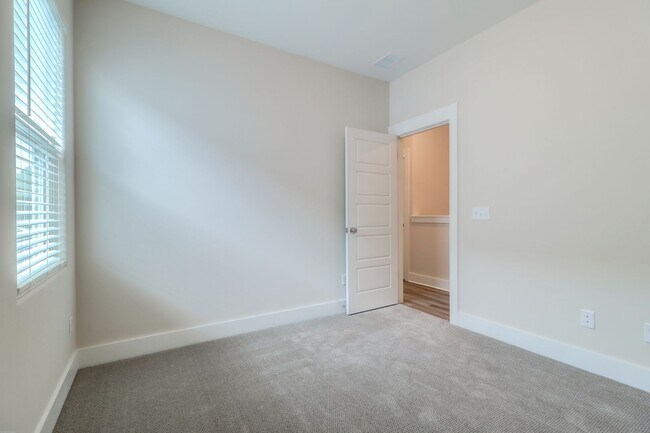 Building Photo - Beautifully Maintained 3 Bedroom, 2.5 Bath...