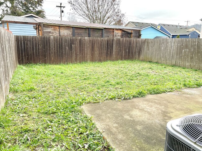 Building Photo - Lents Neighborhood, 4 bedroom, 2 1/2 baths...