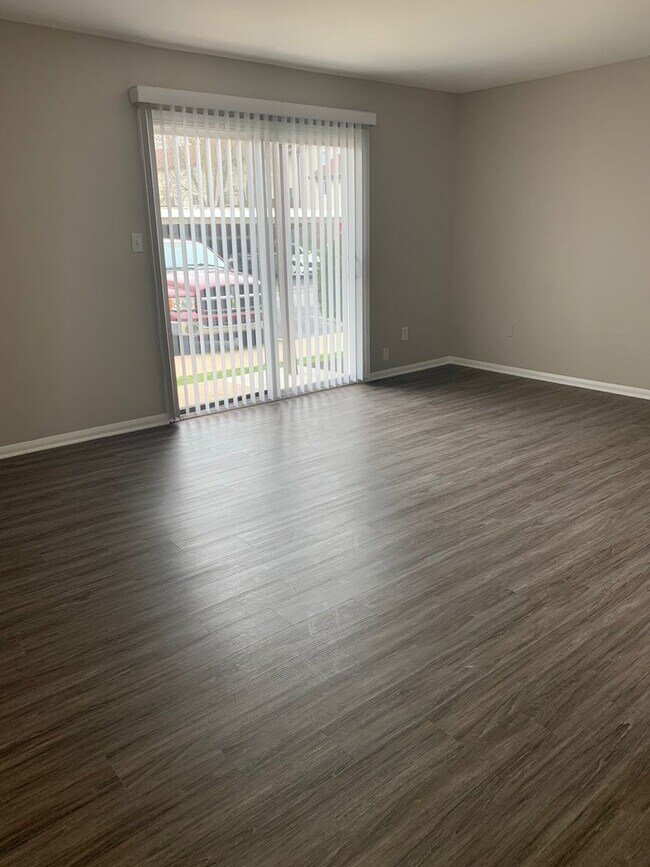 Building Photo - Charming Two-Bedroom one Bathroom Apartmen...