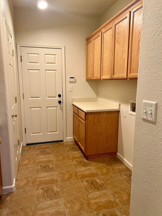Building Photo - Beautiful and Spacious 5 bed/ 4 bath home ...