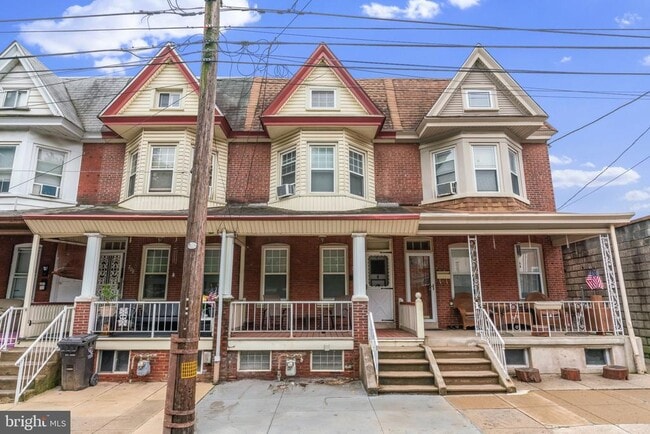 Building Photo - 206 E Elm St