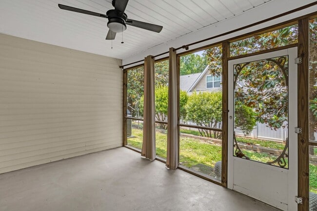 Building Photo - Beautiful Maintanance-Free 3 bedrooms 3 FU...