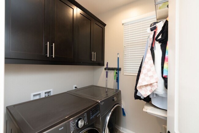 Building Photo - 3 Bedroom Townhome in the Veridian Community of Del Sur