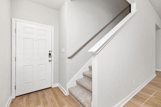 Building Photo - Luxury Style Townhome South of Austin