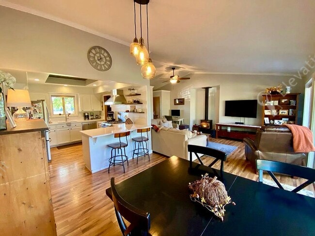 Building Photo - Coming Soon! UNFURNISHED and Updated Singl...