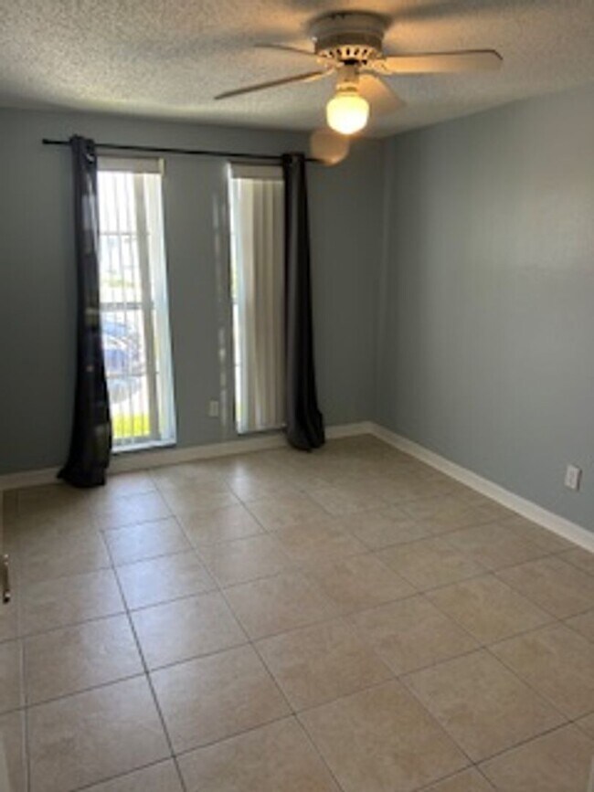 Building Photo - Beautiful 3 bedroom, 2 bath pool home in a...