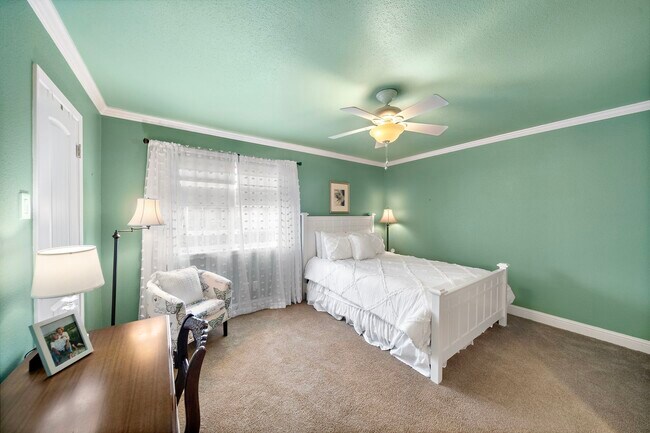 Building Photo - 8944 Chatsworth Dr