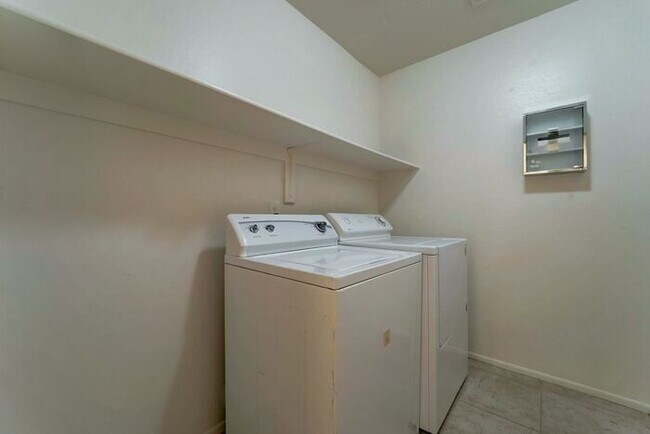 Building Photo - READY TO VIEW NOW! Stunning 3 Bed 2 Bath H...